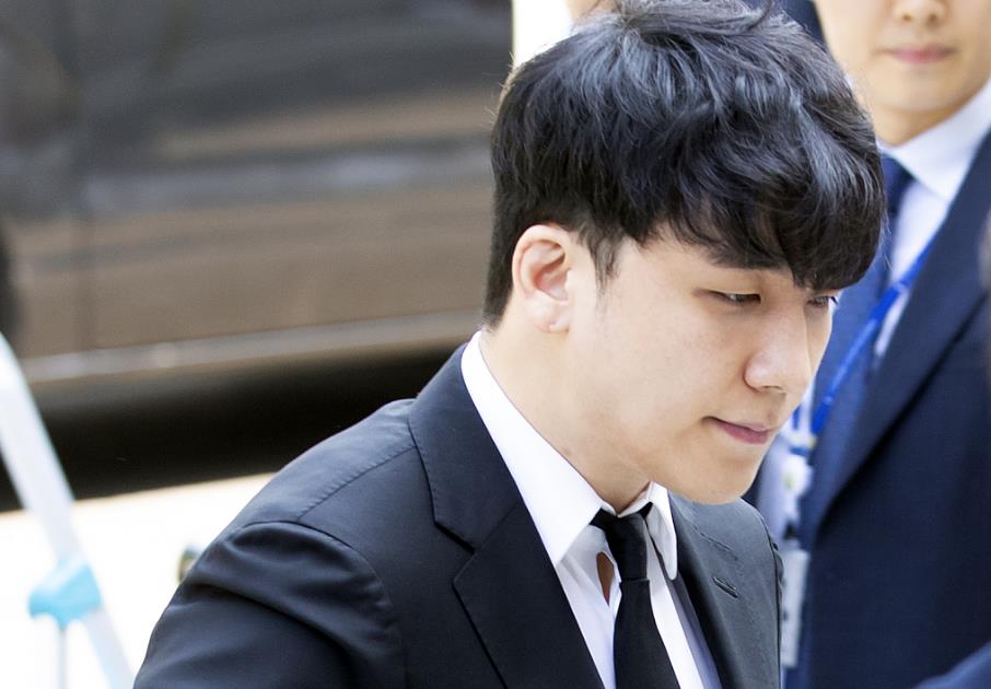 2019年5月14日，勝利來到首爾中央地方法院出席拘留前審訊。