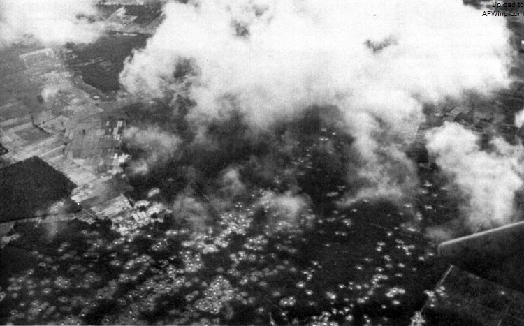 B-52 地毯式轟炸的效果航拍圖