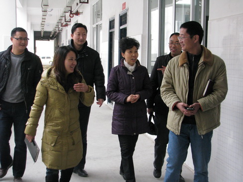 2011年3月蘭輝（右一）在永安國小調研