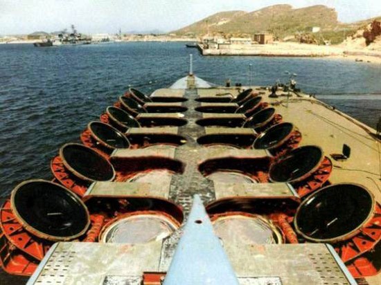 092型戰略核潛艇打開的12具飛彈發射筒