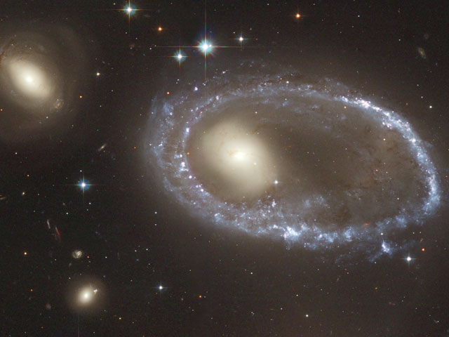 AM0644-741環狀星系