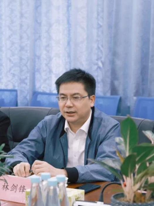 林劍鋒(廣東省深圳市南山區人大常委會黨組成員,兼南山街道黨工委書記) 林劍鋒(廣東省深圳市南山區人大常委會黨組成員,兼南山街道黨工委書記)