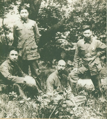 羅忠毅（左二）