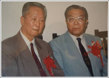劉渡舟(左)