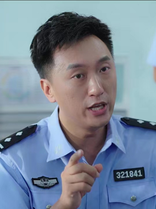 章輝(懸疑推理題材電影《荒野迷案》中的角色) 章輝(懸疑推理題材電影《荒野迷案》中的角色)
