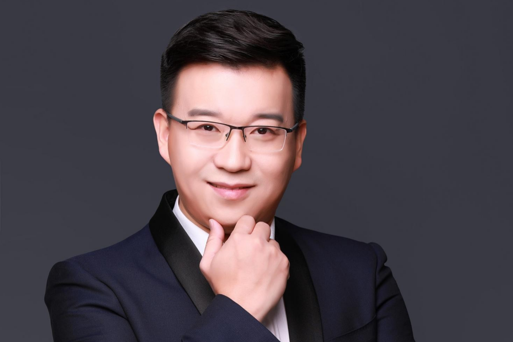 任明(導演、著名音樂製作人、大型活動策劃師、原中國人民解放軍軍樂團青年圓號演奏家) 任明(導演、著名音樂製作人、大型活動策劃師、原中國人民解放軍軍樂團青年圓號演奏家)