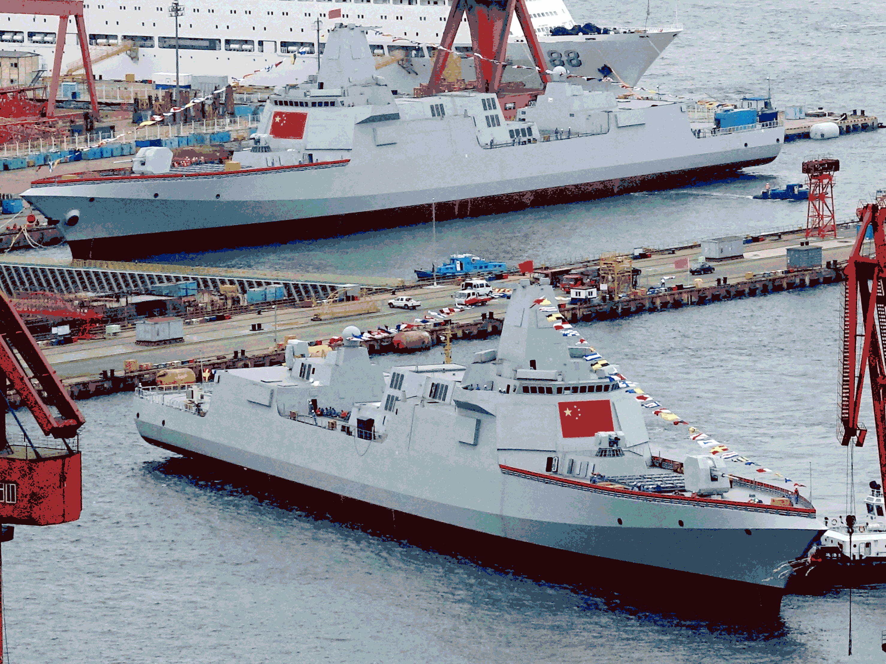 兩艘055型驅逐艦在中國大連造船廠同日下水