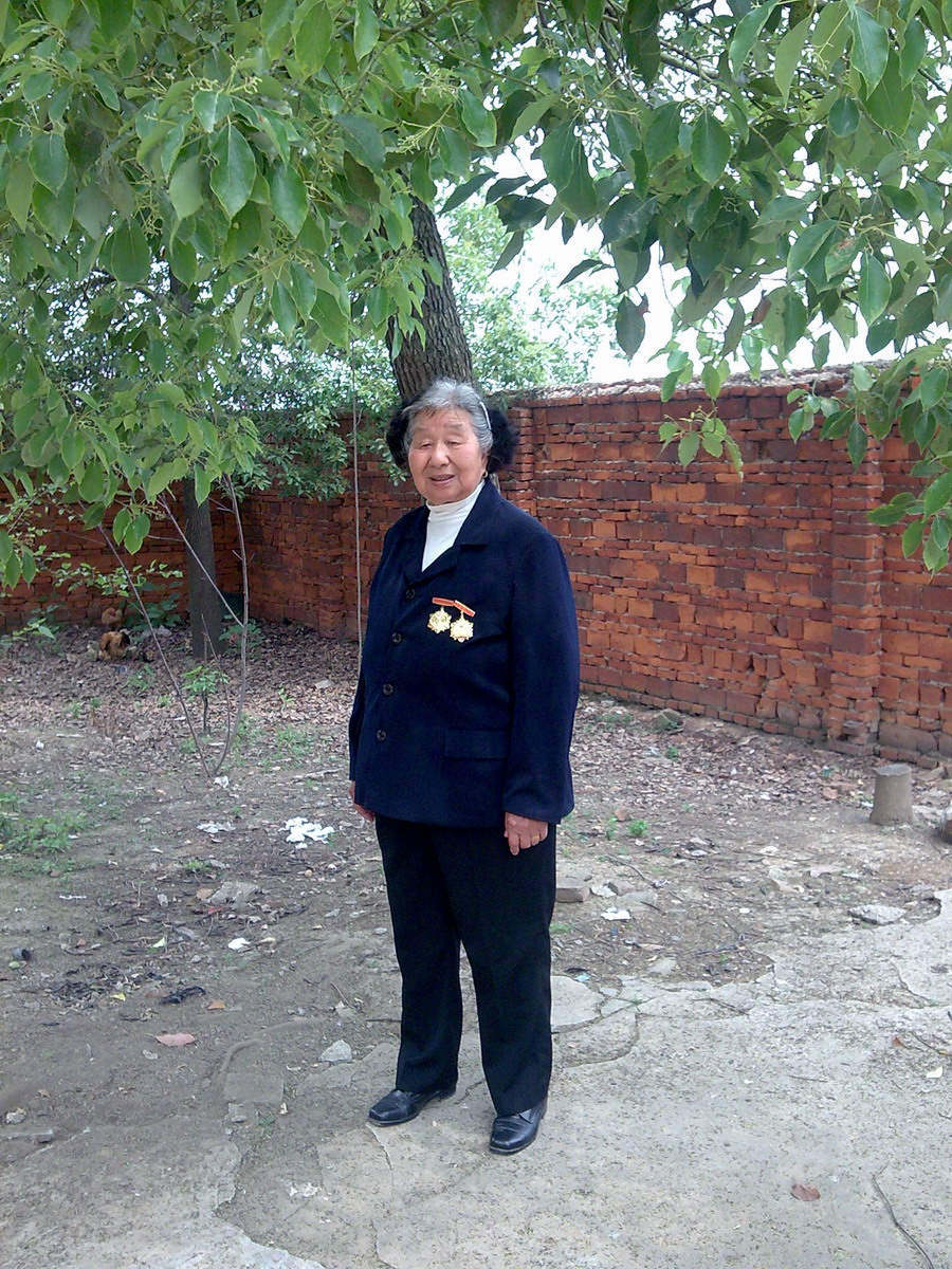 採訪李明珍，於庭院樹下照片