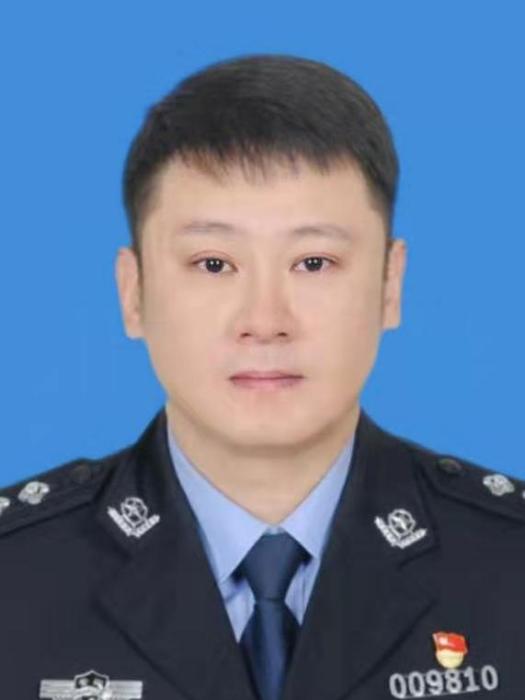鄭銳(蕪湖市鏡湖區人民政府黨組成員、副區長,蕪湖市公安局鏡湖分局黨委書記、局長) 鄭銳(蕪湖市鏡湖區人民政府黨組成員、副區長,蕪湖市公安局鏡湖分局黨委書記、局長)