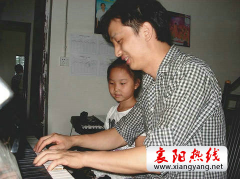 馮耀東為學生做示範演奏