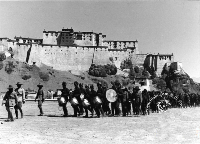 藏軍在日柯則的一個團(瑪噶），前面是團長