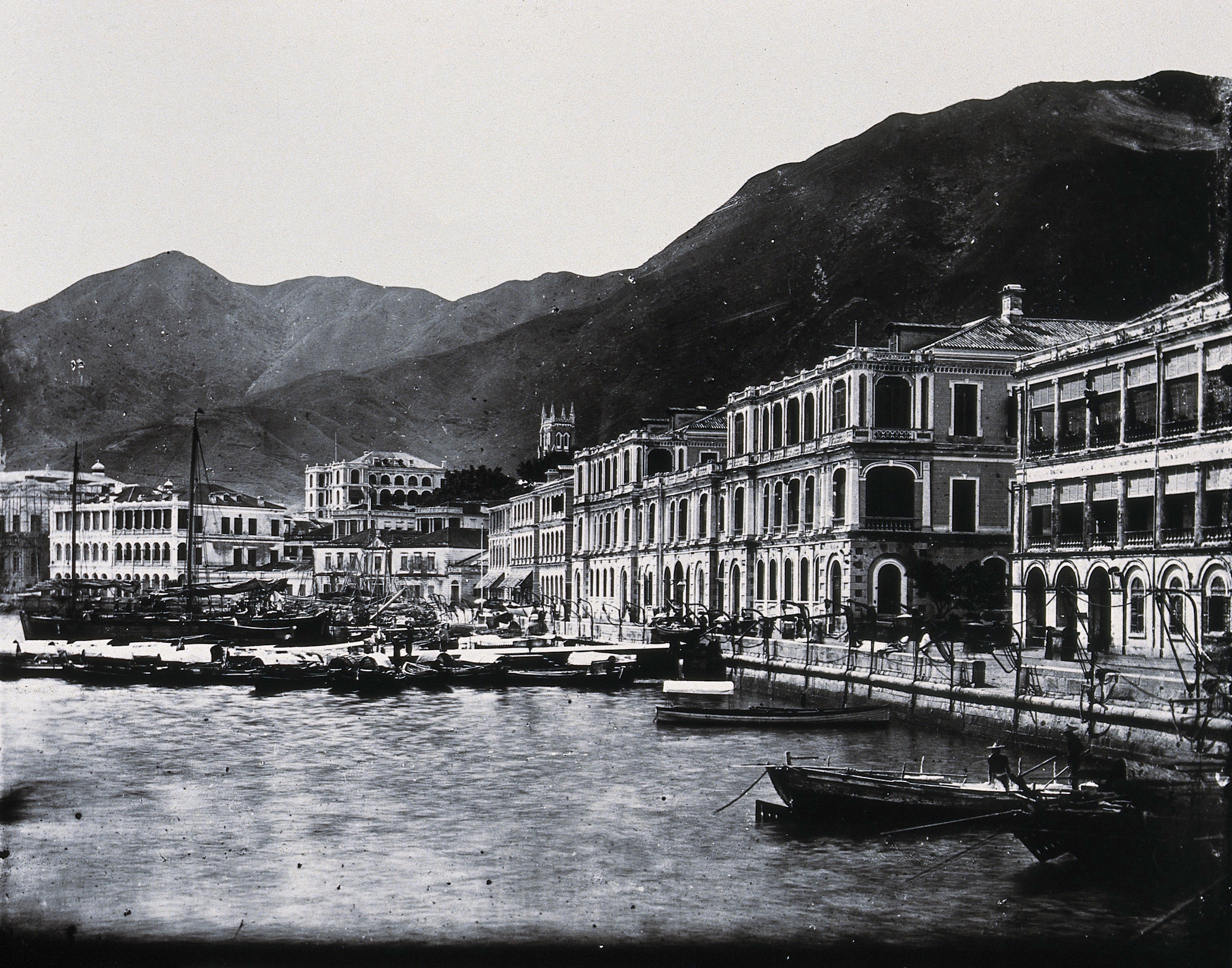 1868年的香港島德輔道（JohnThomson攝）