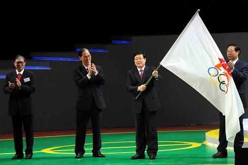 黃興國市長接過會旗