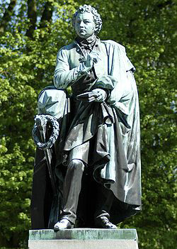 隆德大學內的泰格納爾雕像