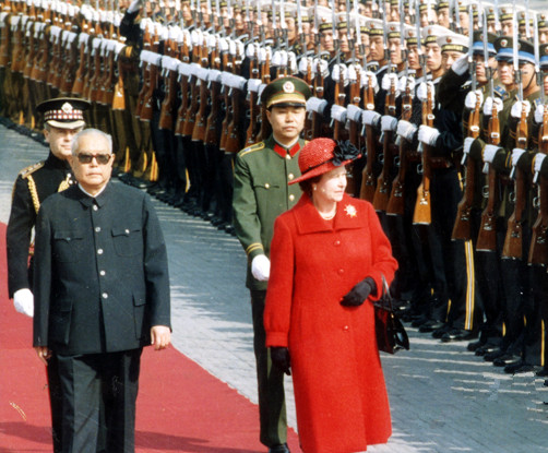 伊莉莎白二世在人民大會堂東門外廣場檢閱了中國儀仗隊