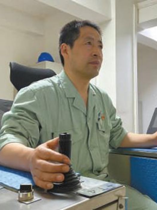 郭文生(第十四屆全國人大代表,寶鈦集團有限公司寬厚板材料公司熱軋車間主任) 郭文生(第十四屆全國人大代表,寶鈦集團有限公司寬厚板材料公司熱軋車間主任)