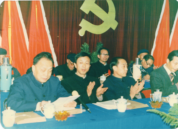 邵達成在第一次黨代會上講話（左一）