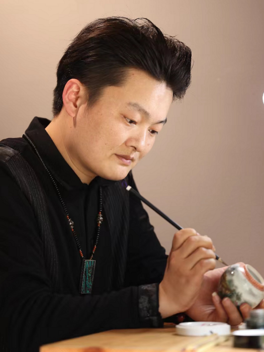 周雲亮(江西省高級工藝美術師) 周雲亮(江西省高級工藝美術師)