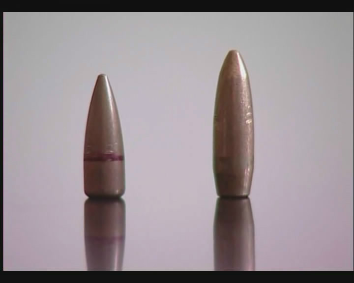 普通彈（左）與亞音速彈（右）彈頭長度比較