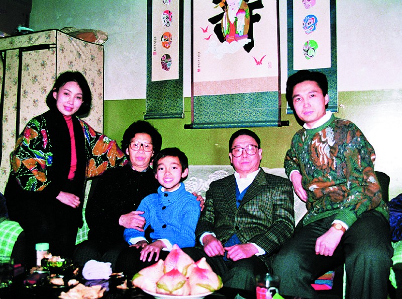 譚正岩小時候與爺爺譚元壽、奶奶王振榮、父親譚孝曾、母親閻桂祥