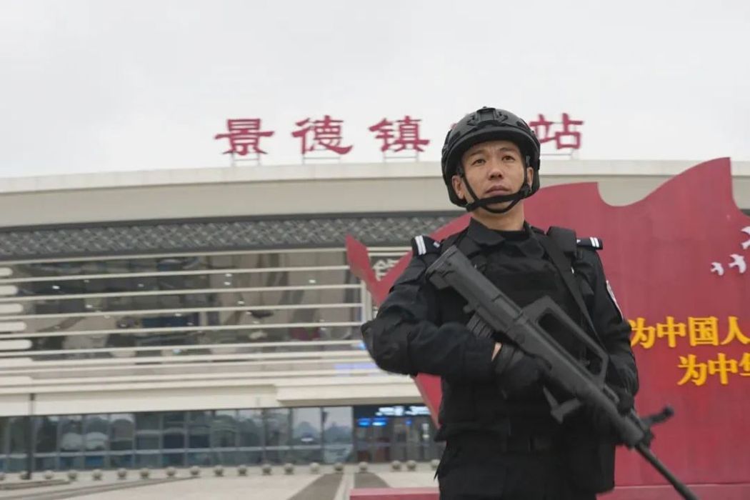 李玉勝(景德鎮市公安局特警支隊反恐防暴大隊二中隊中隊長) 李玉勝(景德鎮市公安局特警支隊反恐防暴大隊二中隊中隊長)
