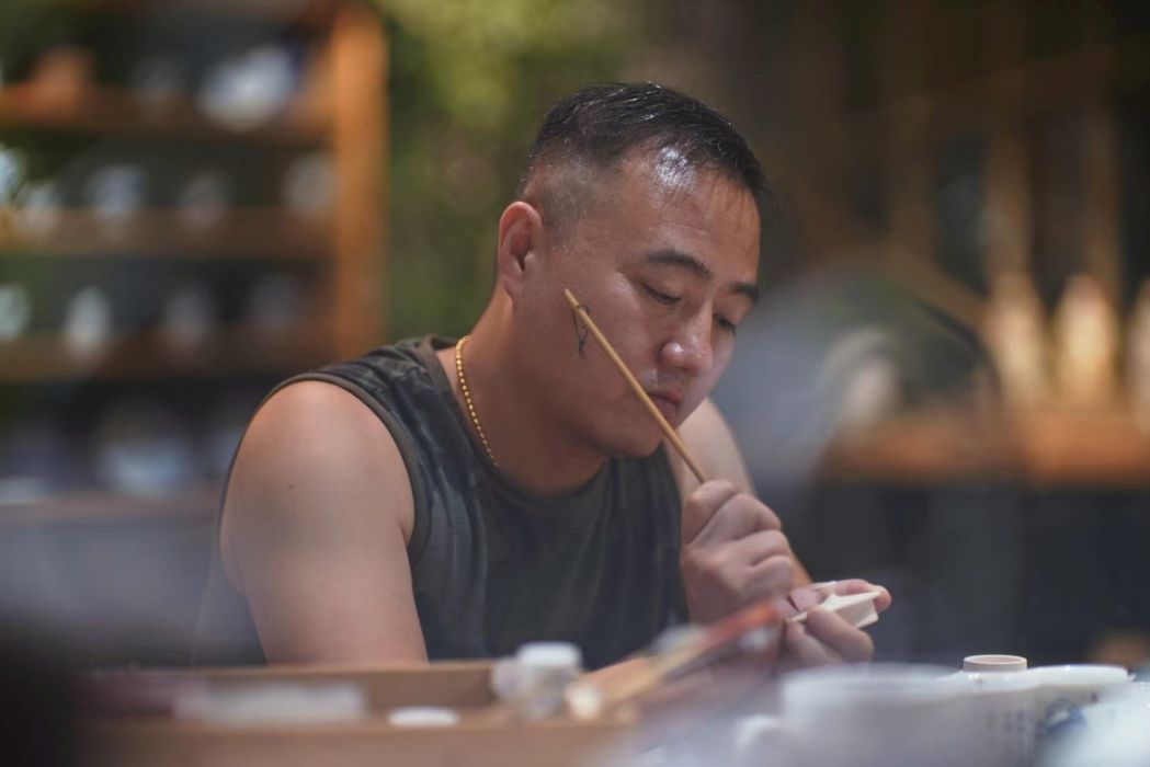 羅鵬(一級(陶瓷裝飾工)) 羅鵬(一級(陶瓷裝飾工))