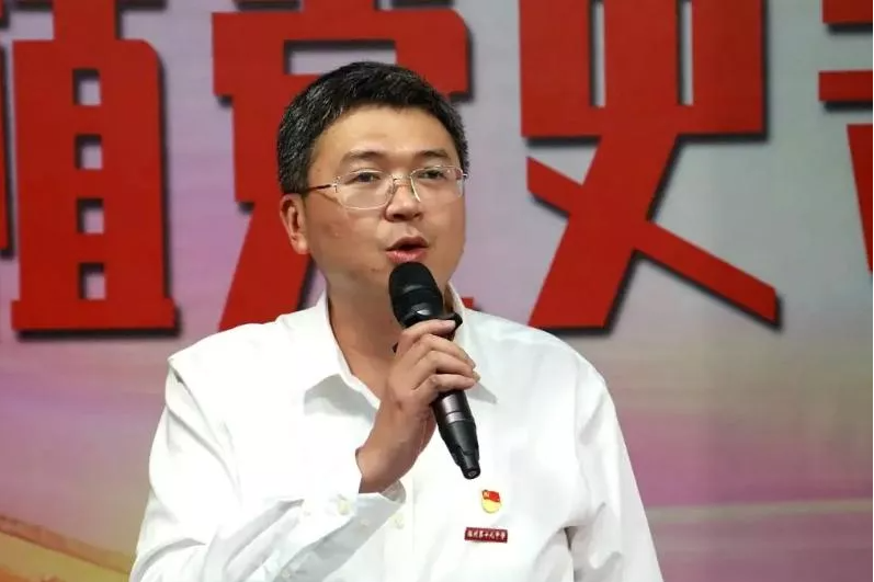 柯聖(福建省福州第十九中學校長、中共福建省福州第十九中學委員會副書記) 柯聖(福建省福州第十九中學校長、中共福建省福州第十九中學委員會副書記)