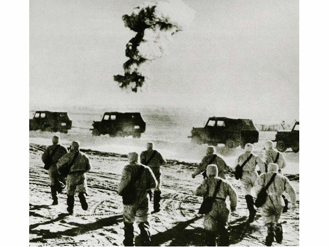 解放軍防化兵在核子彈試驗中執行測試任務