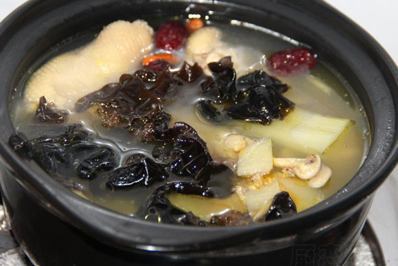 木耳棗雞湯 木耳棗雞湯