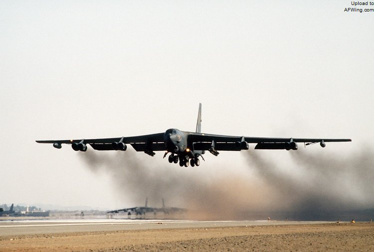第 1708 聯隊的B-52G機群起飛執行轟炸任務