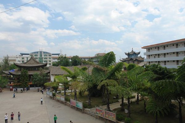 雲南省石屏縣第一中學 雲南省石屏縣第一中學