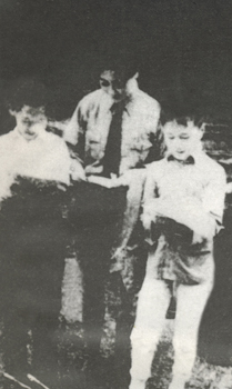 1942年胡蘭畦和江西保育院農場的孩子們