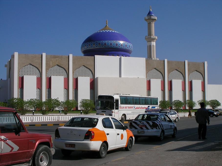 馬斯喀特的清真寺前的計程車