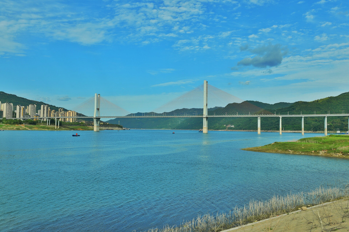 雲陽長江大橋位於中國重慶市雲陽縣