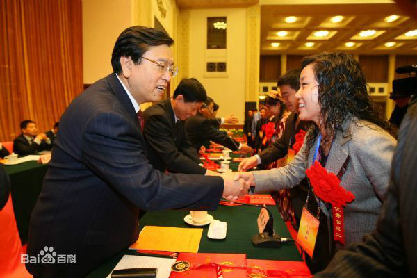 2008年時任國務院副總理張德江為朱雪芹授獎