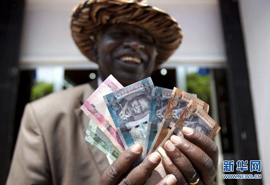 一男子展示其兌換的南蘇丹鎊現鈔