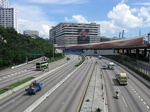 葵涌道近荔景港鐵站(外則兩線為荃灣路)