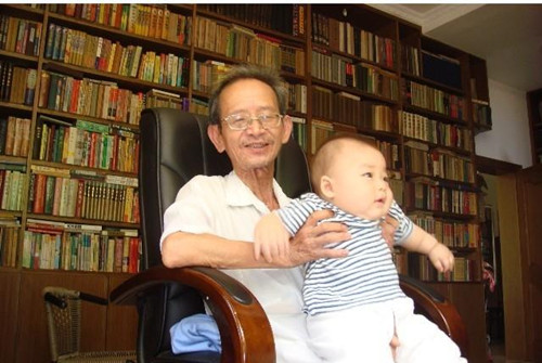 傅林輝在書房“補讀齋”與孫兒傅澤宇合影圖