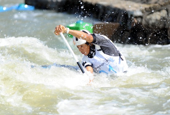 日本選手羽根田卓也在男子單人划艇決賽中