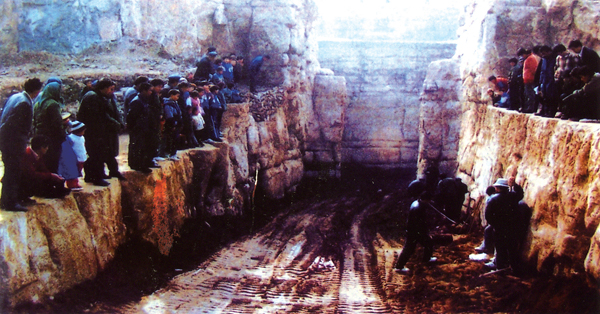 雙乳山鑿岩成穴的大型西漢墓