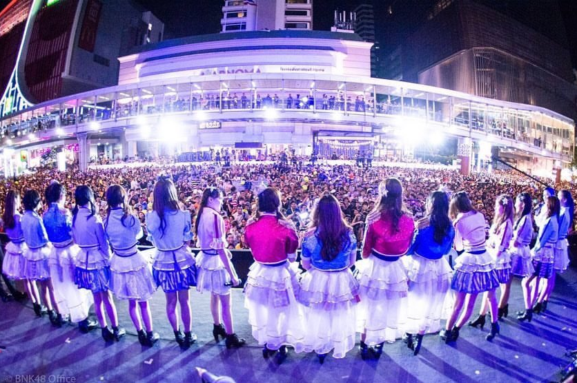 BNK48的16位成員在曼谷中央世界商業中心出演跨年活動