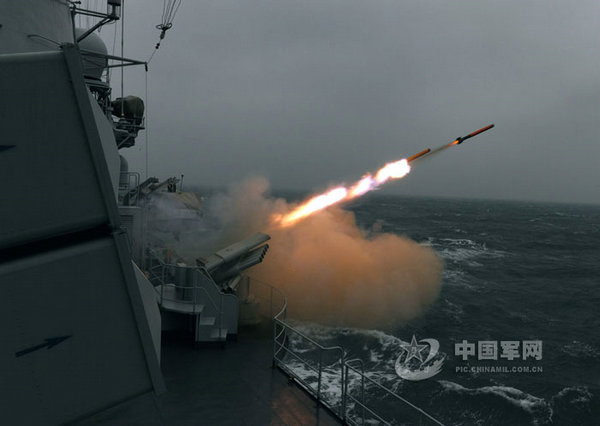 北海艦隊驅逐艦發射電子干擾火箭
