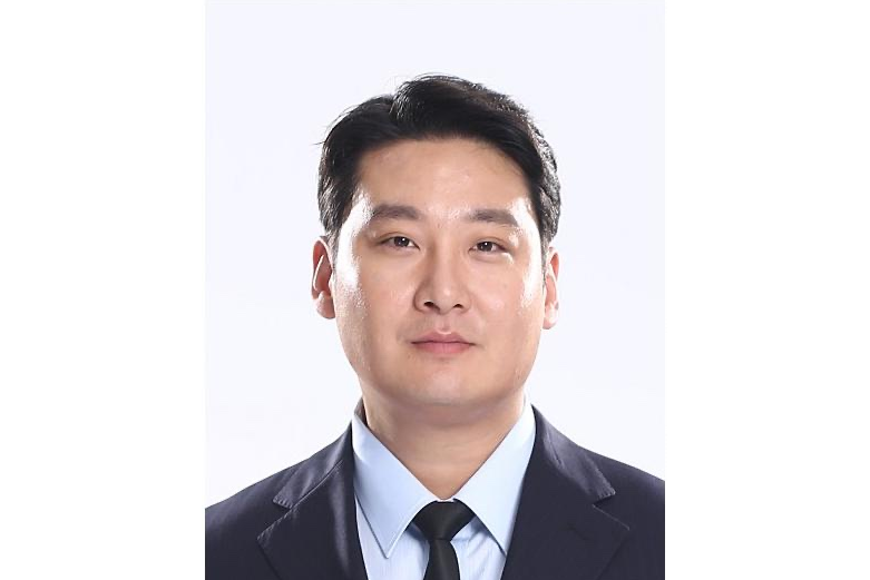 常明(中國雜技團黨委委員、董事、副總經理) 常明(中國雜技團黨委委員、董事、副總經理)