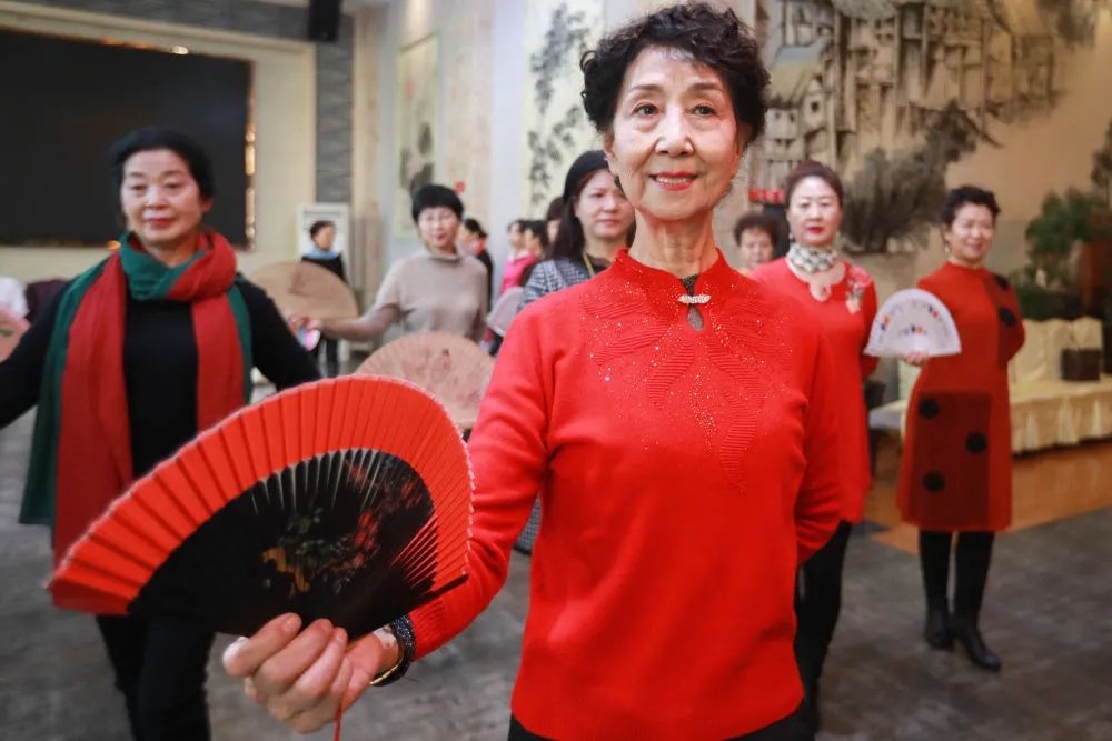 李玲(蘭州老年大學模特班指導老師) 李玲(蘭州老年大學模特班指導老師)