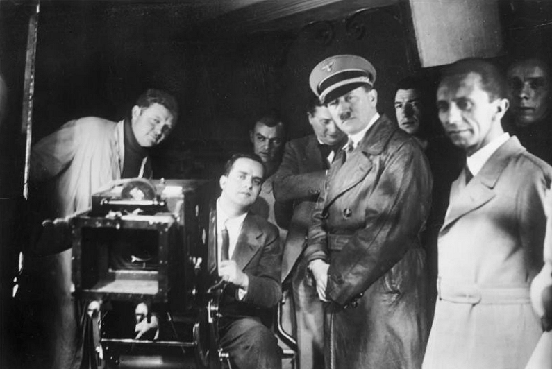 希特勒與戈培爾正在視察一個影城