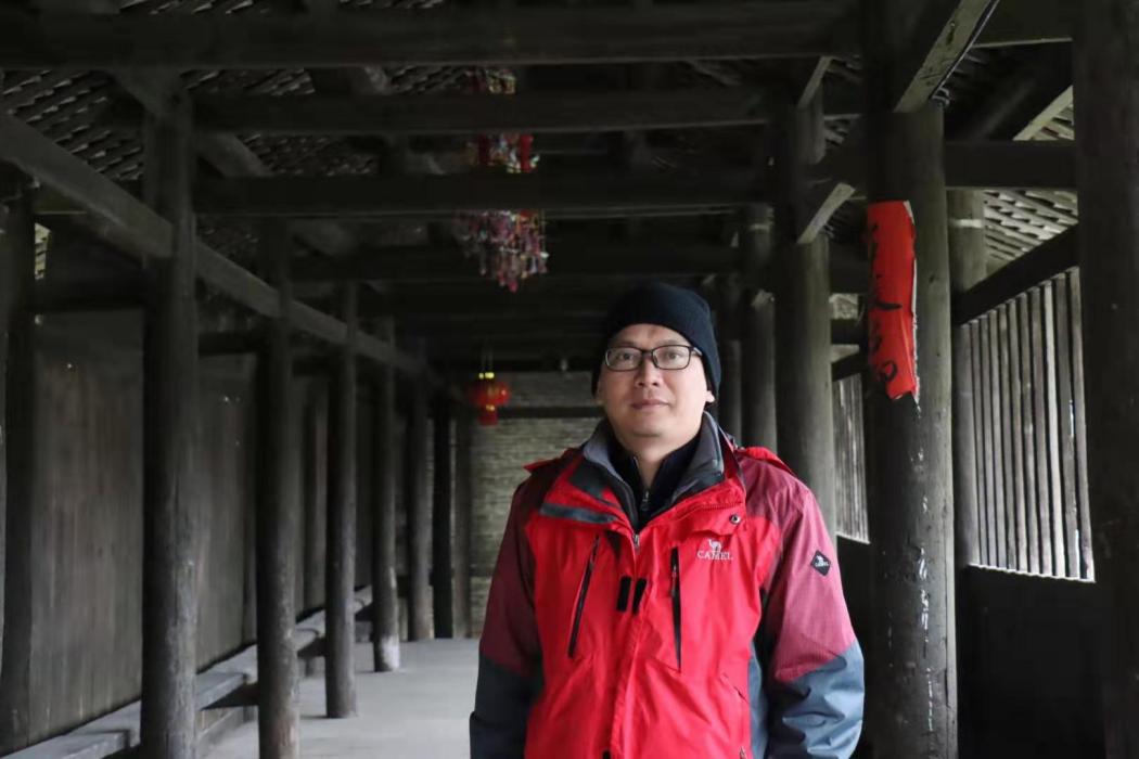 周華平(中國美術家協會會員) 周華平(中國美術家協會會員)