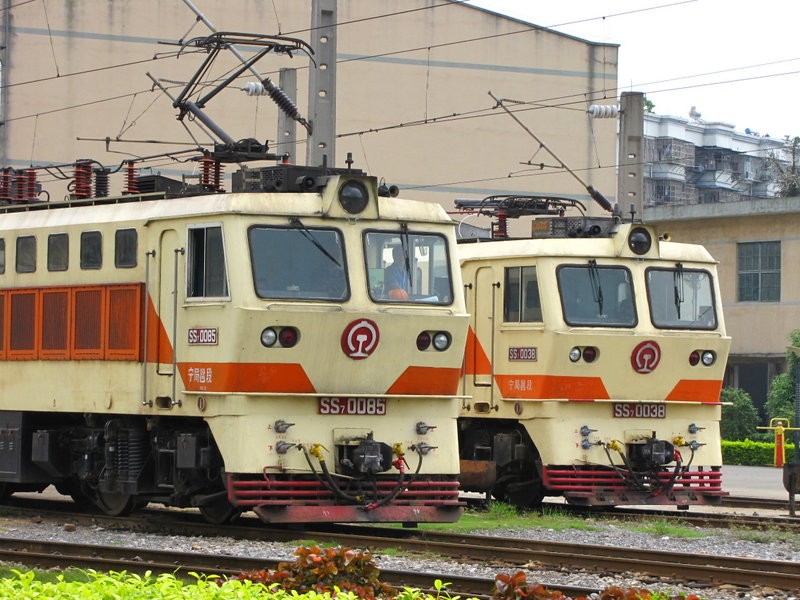 韶山7型0085與0038號機車