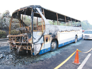 長沙機場大巴爆炸事件現場被炸大巴車