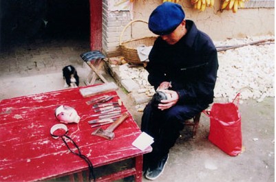 木偶製作傳承人鄭志高正在打磨木偶