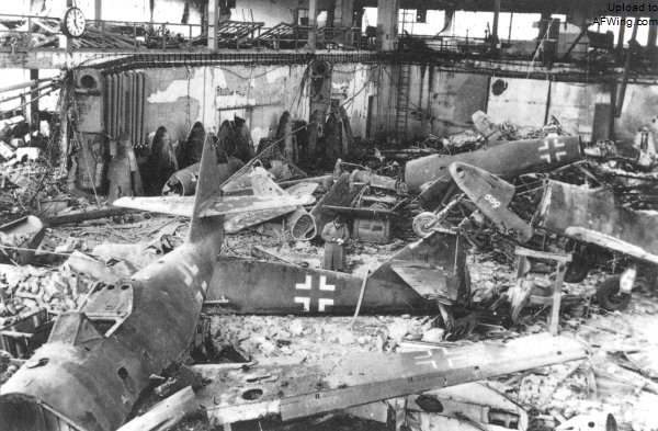 被炸毀的Me-262工廠